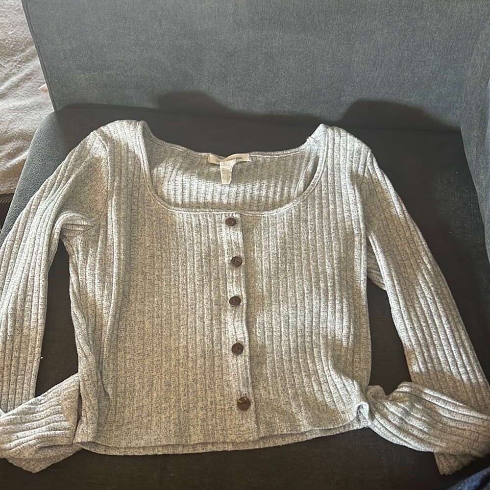 long sleeve gray botton top